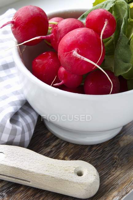 Radis frais dans un bol blanc — Photo de stock