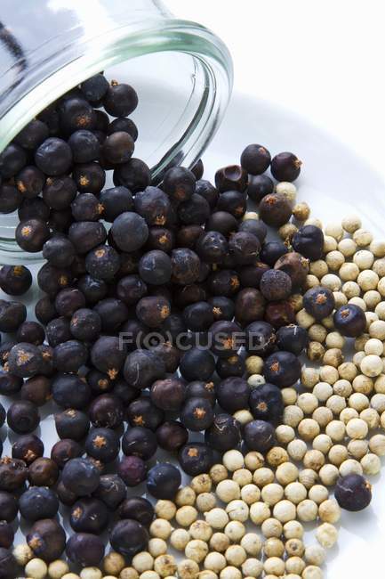 Baies de genièvre et grains de poivre — Photo de stock