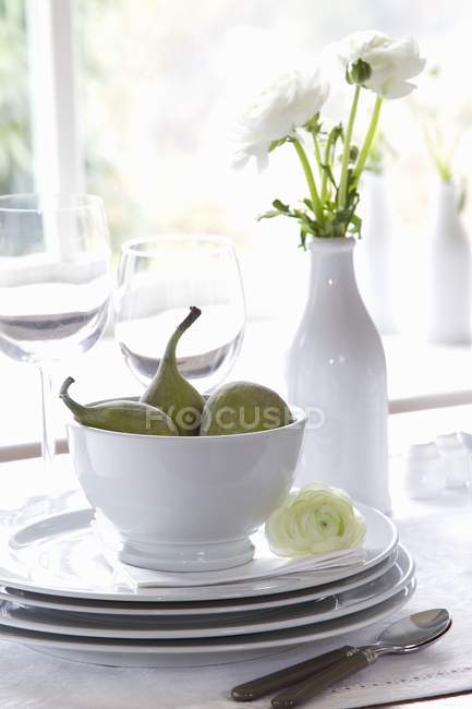 Higos y flores de ranúnculo blanco - foto de stock