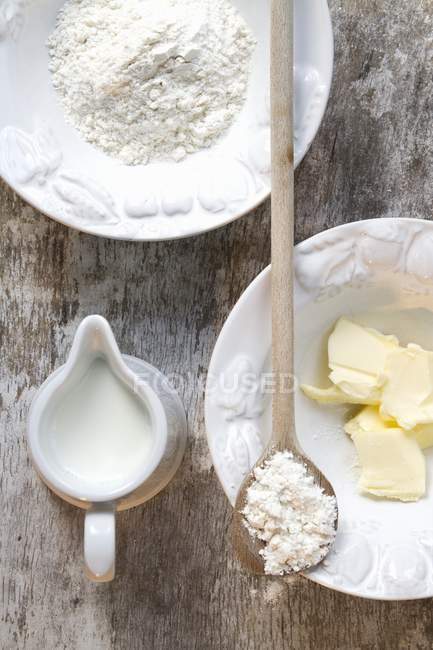 Close-up vista superior da farinha com manteiga e leite — Fotografia de Stock