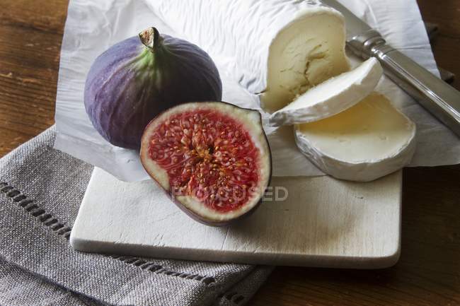 Красная смоква с козьим сыром — стоковое фото