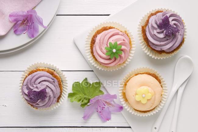 Cupcakes with pastel icing — Stock Photo