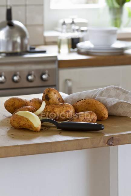 Patatas sobre mesa de cocina - foto de stock