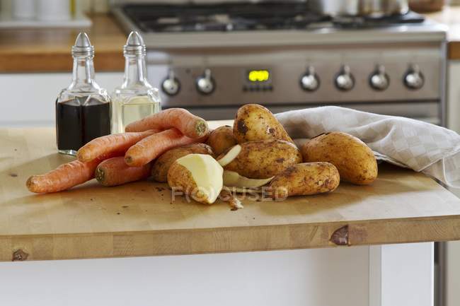 Möhren mit Schalotten und Kartoffeln — Stockfoto