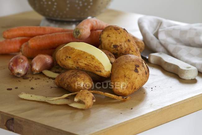 Möhren mit Schalotten und Kartoffeln — Stockfoto