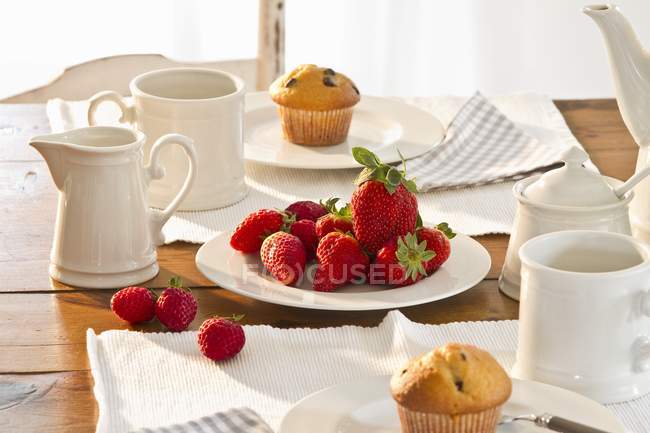 Mesa colocada para café com muffins — Fotografia de Stock