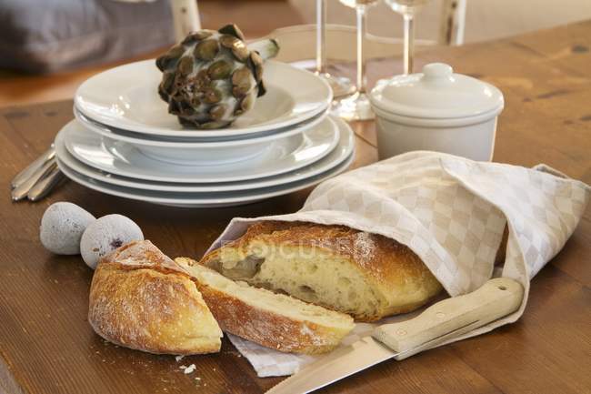 Свіжий хліб, загорнутий в рушник — стокове фото