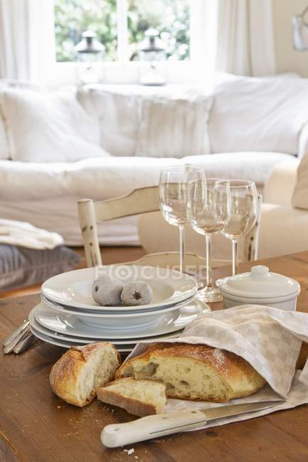 Frisches Brot in Handtuch gewickelt — Stockfoto