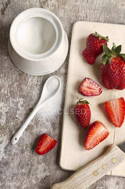Strawberries on chopping board — Stock Photo
