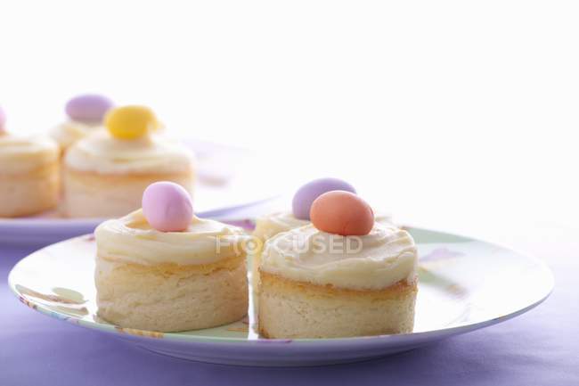 Mini tartas de queso con crema de vainilla - foto de stock
