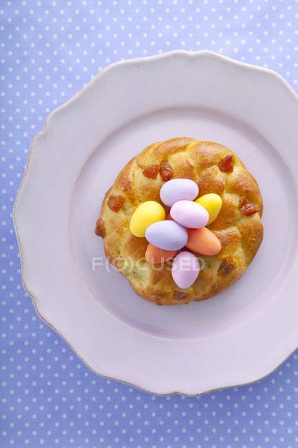Дріжджовий пончик з марципановими яйцями — стокове фото