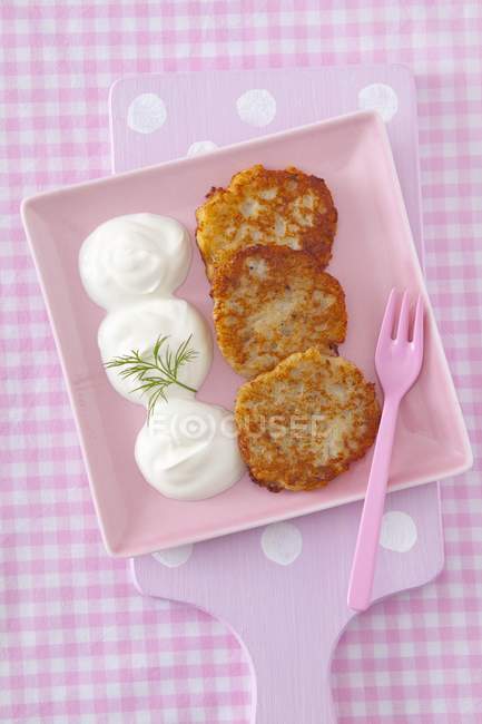 Potato pancakes with sour cream — Stock Photo