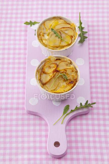 Small potato gratins with rocket — Stock Photo