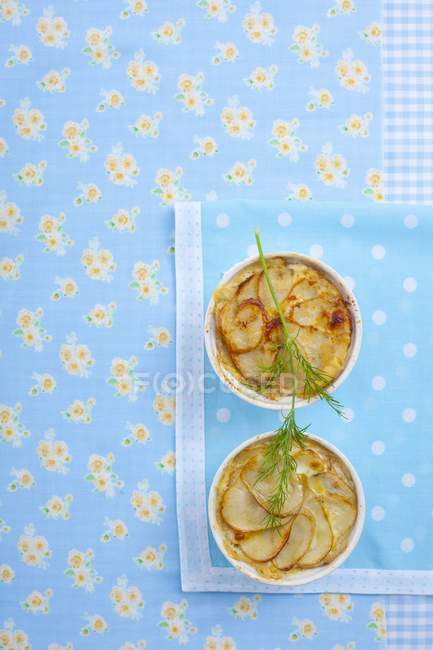 Piccole gratinate di patate con foglie di finocchio — Foto stock
