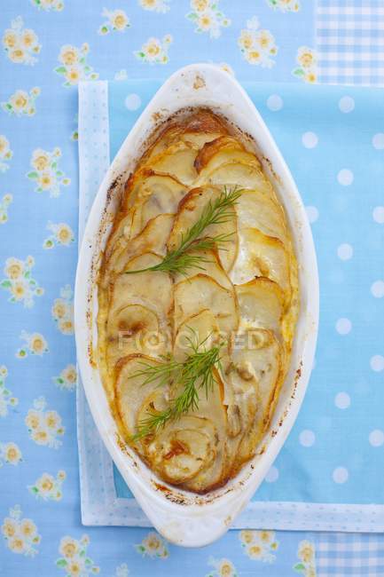 Gratin de pommes de terre aux feuilles de fenouil — Photo de stock