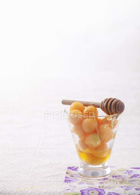 Melon balls with honey — Stock Photo