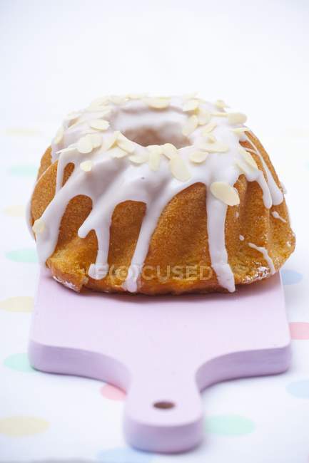 Пасхальный торт с белой глазурью — стоковое фото