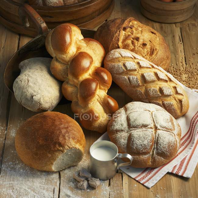 Ассорти видов хлеба — стоковое фото