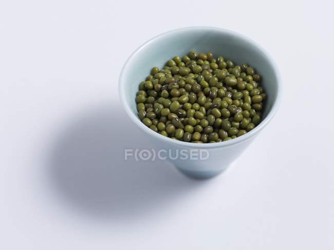 Judías de soja verdes en tazón - foto de stock
