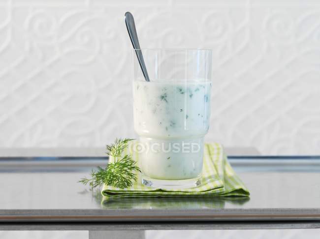 Yogur y bebida de hierbas - foto de stock