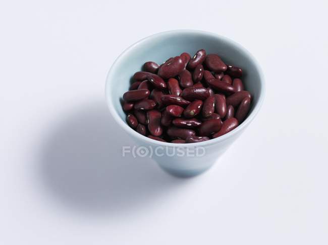 Чаша сырых бобов в почках — стоковое фото