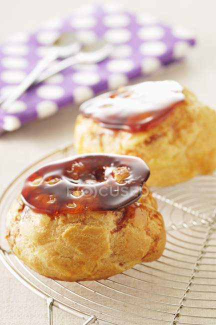 Profiteroles with caramel on tray — Stock Photo
