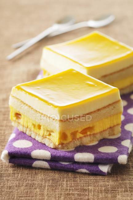Quadrate von Mango-Kuchen — Stockfoto