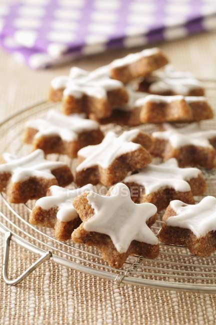 Star-shaped cinnamon biscuits — Stock Photo