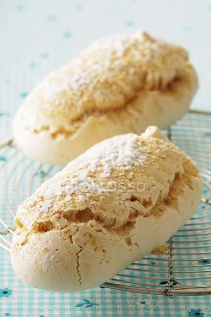 Fresh meringues with icing sugar — Stock Photo