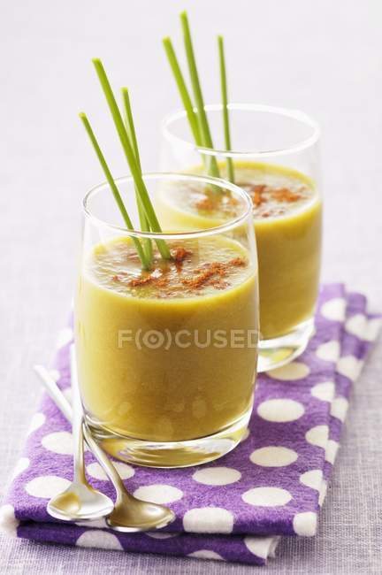 Cold vegetable soup with avocado — Stock Photo