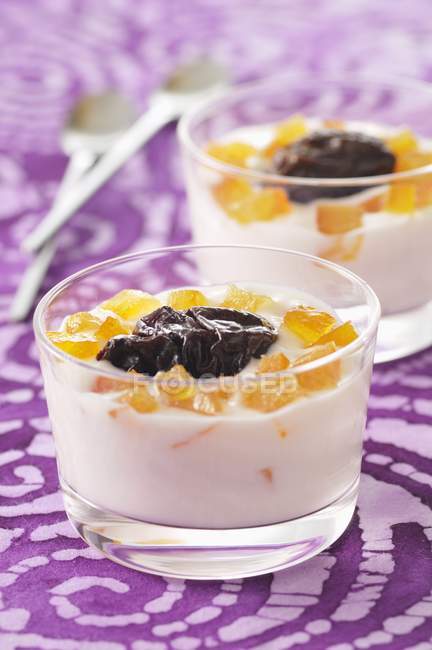 Creamy dessert with prunes — Stock Photo