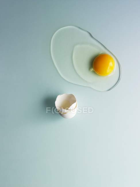 Разбитое сырое яйцо — стоковое фото