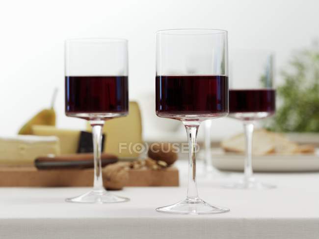 Vasos de vino tinto - foto de stock