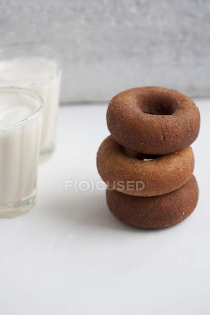 Donuts mit Zimt und Gläsern — Stockfoto