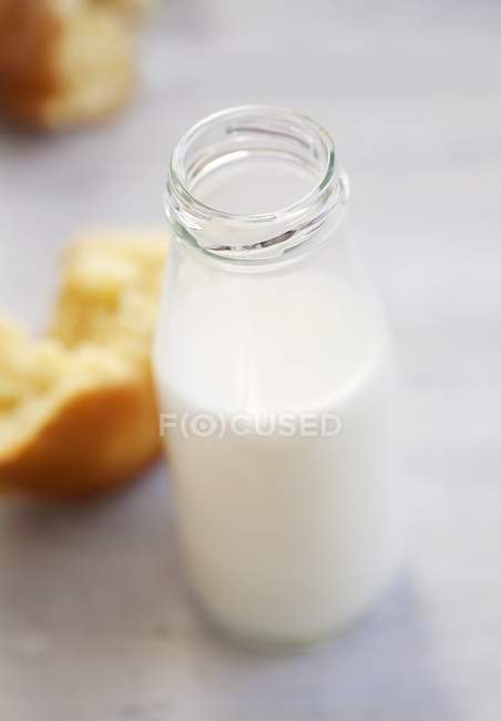 Молоко в скляній пляшці — стокове фото