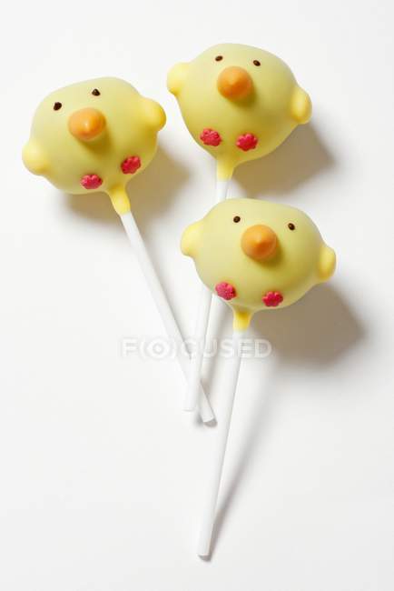 Easter chicks as cake pops — Stock Photo