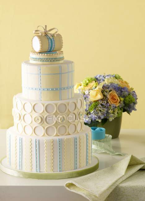 Чотири ешелону весільний торт — стокове фото