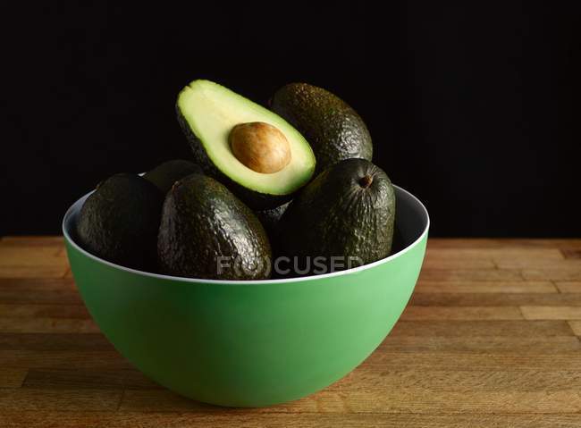 Avocados in grüner Schüssel — Stockfoto
