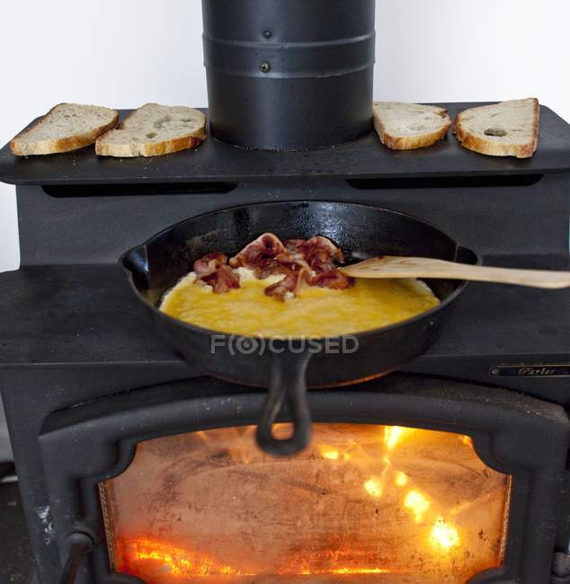 Huevos y tocino Cocinar - foto de stock