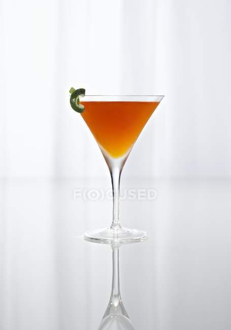 Апельсиновый коктейль в стебельном стекле — стоковое фото