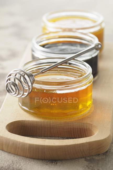 Tre vasetti di miele — Foto stock