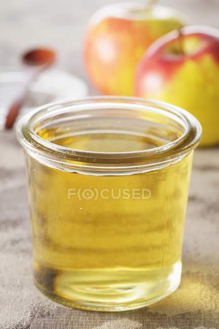 Frasco de vidro de geleia de maçã — Fotografia de Stock