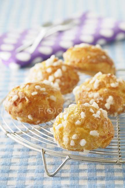 Closeup view of Chouquettes with sugar crystals on cooling rack — Stock Photo
