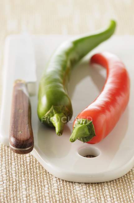 Pimentos de malagueta vermelhos e verdes — Fotografia de Stock
