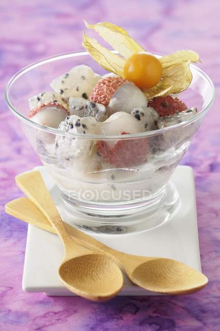 Closeup view of exotic fruit salad with lychees and dragon fruit — Stock Photo