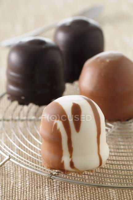 Mit Schokolade überzogene Marshmallows — Stockfoto