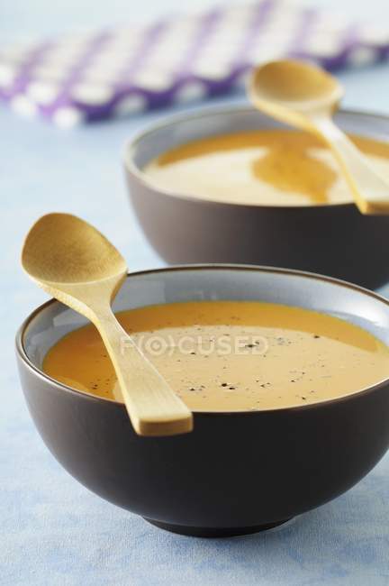 Sopa de abóbora em duas taças — Fotografia de Stock