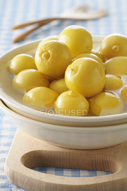 Limones maduros en salmuera - foto de stock