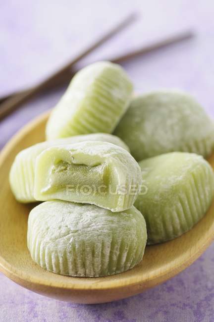 Vista da vicino delle torte Mochi con tè verde — Foto stock