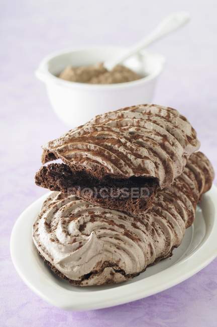 Meringues with chocolate on plate — Stock Photo